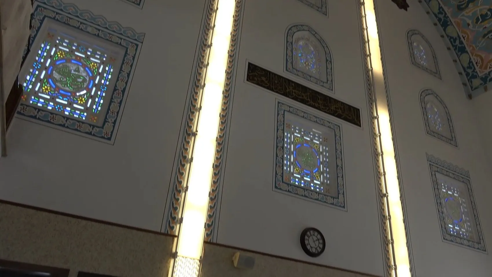 Bursa'da gökyüzü altında namaz kıldıran cami