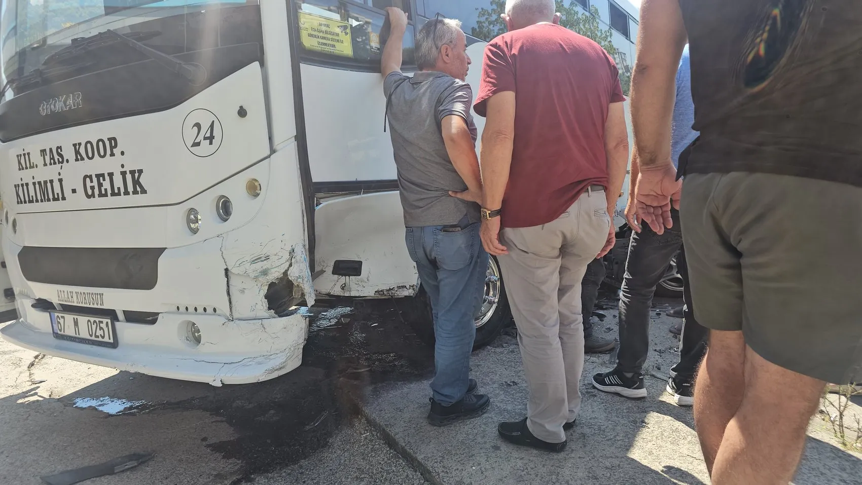 Zonguldak Kilimli yolunda halk otobüsü ile otomobil çarpıştı