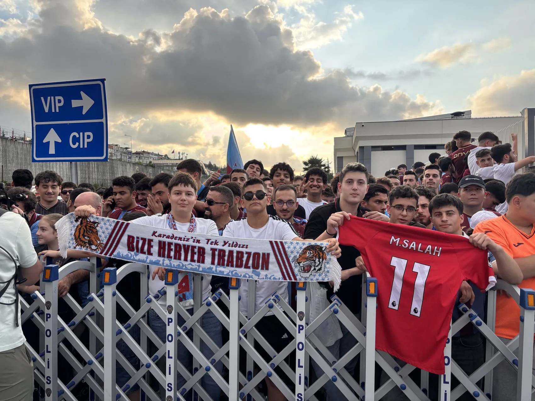 Trabzonspor dünya yıldızı Mohamed Salah’ı dev bir kalabalıkla karşıladı