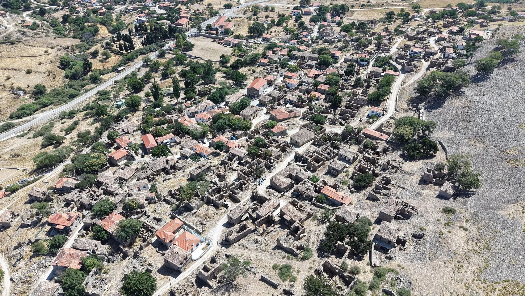 Rumların göç ettiği 250 yıllık Dereköy şimdi hayalet köy gibi