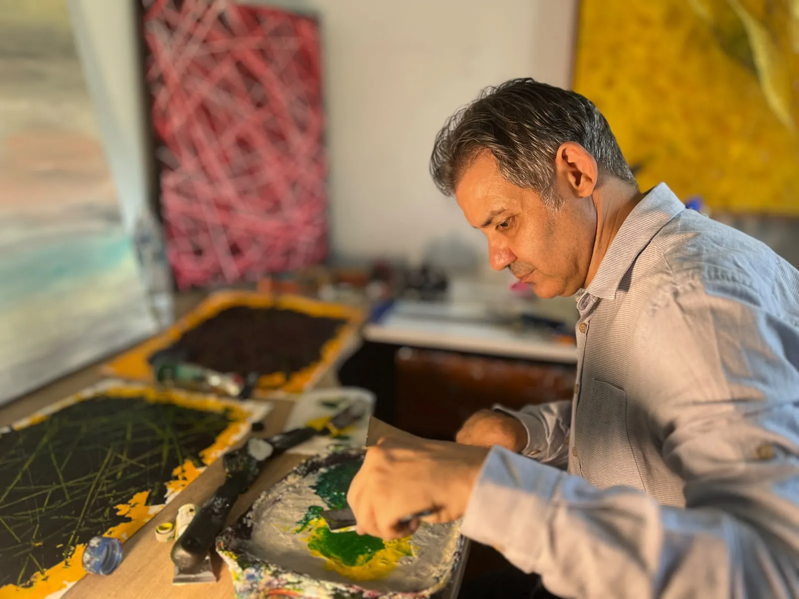 Bir eliyle sanat tarihine imza atıyor