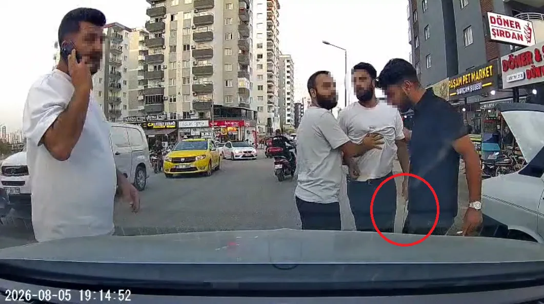 Adana trafiğinde dehşet anları Sürücü testereyle saldırdı