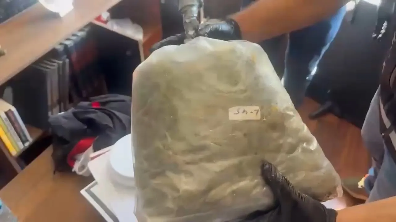 Ataşehirde taksiye yüklenen uyuşturucu rotası polis tarafından kesildi