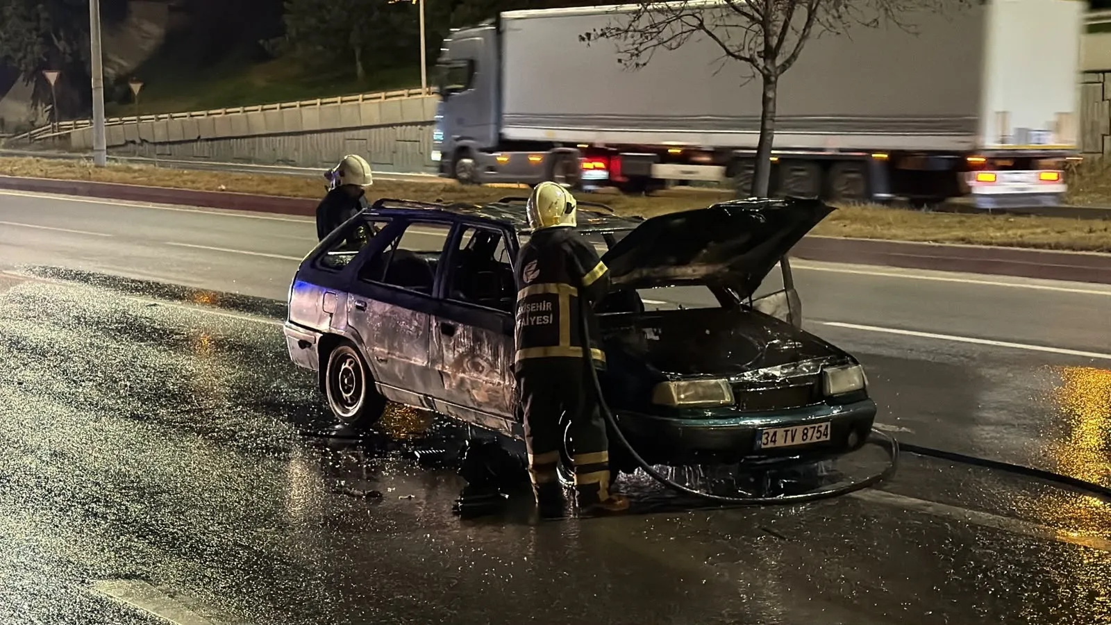 Eskişehir yolunda otomobil alev topuna döndü