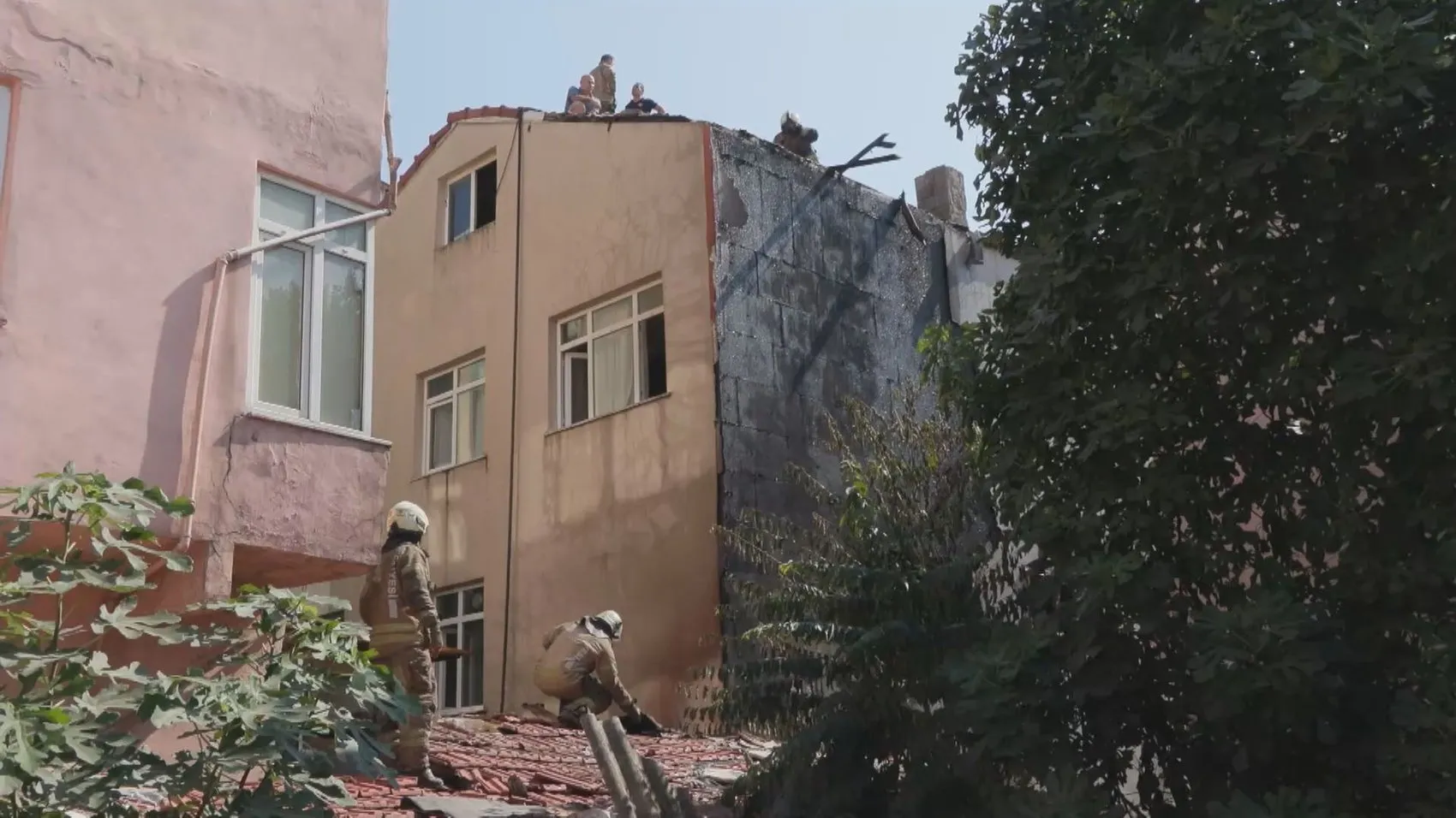 Küçükçekmece'de bir apartmanın balkonunda korkutan yangın