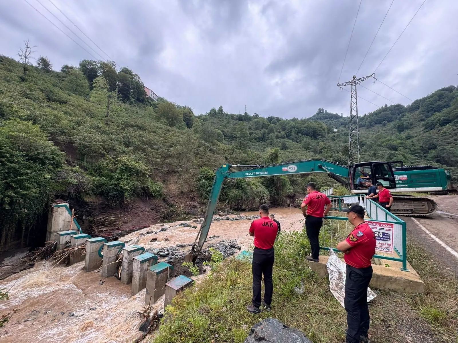 Giresun selinde kaybolan iki kişiyi arama çalışmaları sürüyor