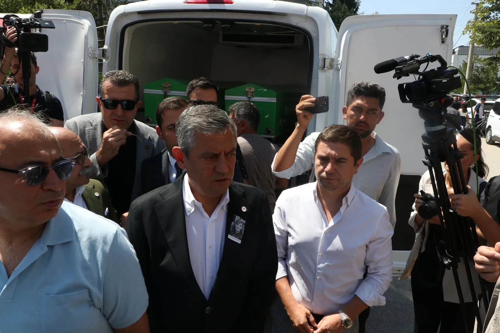 Özgür Özel Eskişehir'de acılı gününde Büyükerşen'i yalnız bırakmadı