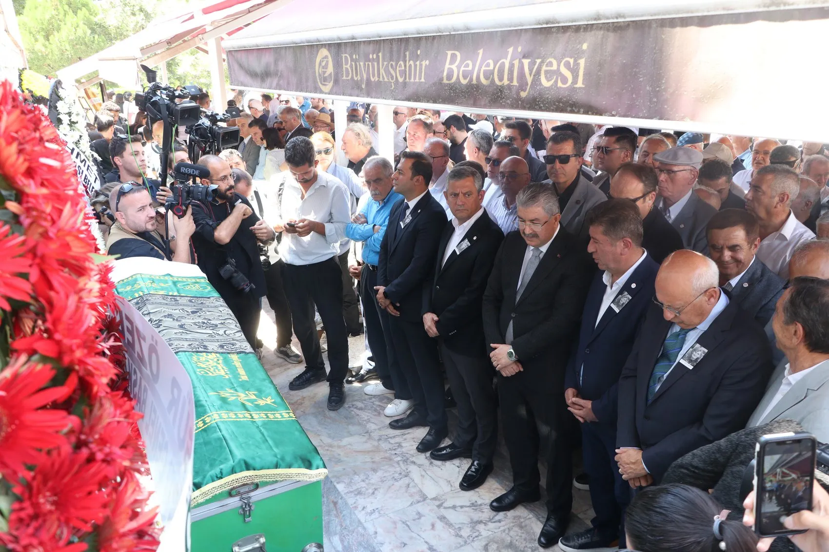 Özgür Özel Eskişehir'de acılı gününde Büyükerşen'i yalnız bırakmadı