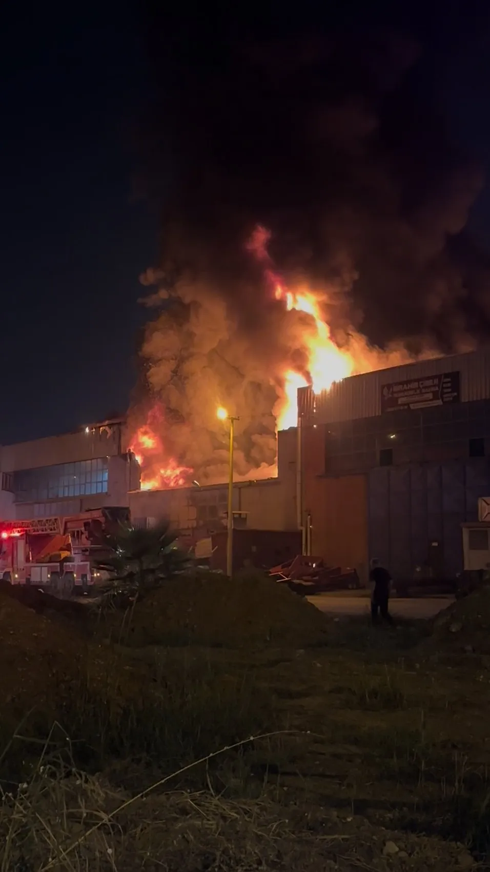 Gece yarısı kauçuk fabrikasında alevler yükseldi, çatı çöktü