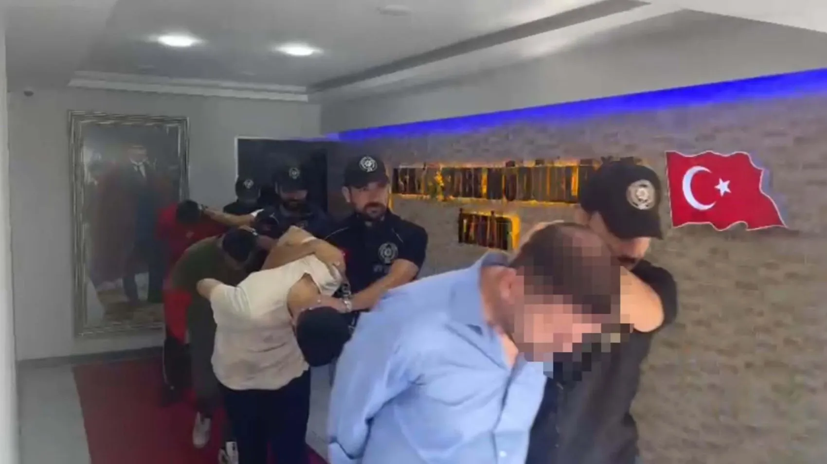 İzmir'de taraftar gruplarına büyük operasyon