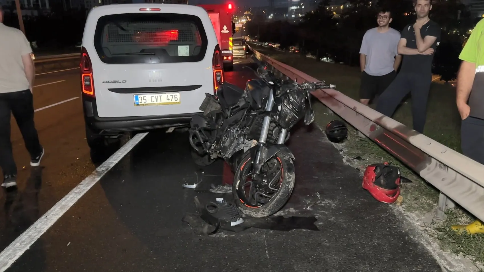 Esenyurt O-3 TEM Bağlantı Yolu'nda Felaket Anı 11 Araç Birbirine Girdi, 2 Kişi Ağır Yaralı