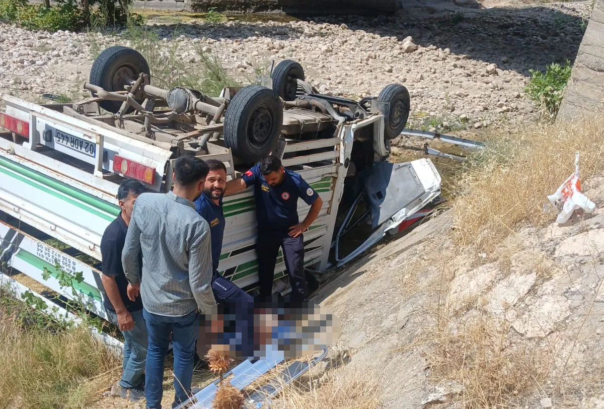 Kahta'da kamyonet şarampole yuvarlandı Şehit babası hayatını kaybetti