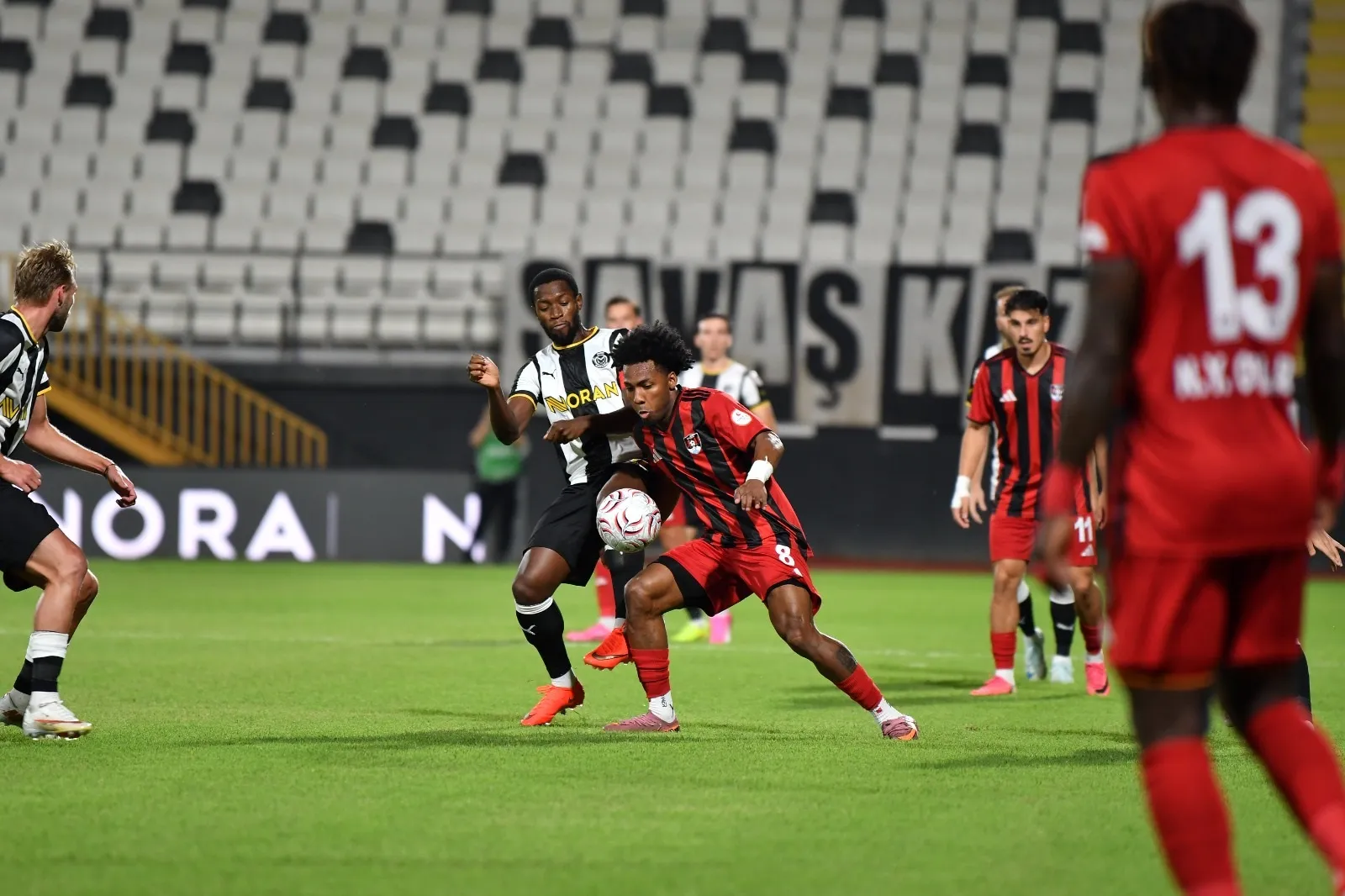 Manisa FK ve Van Spor karşılaşmasından kareler
