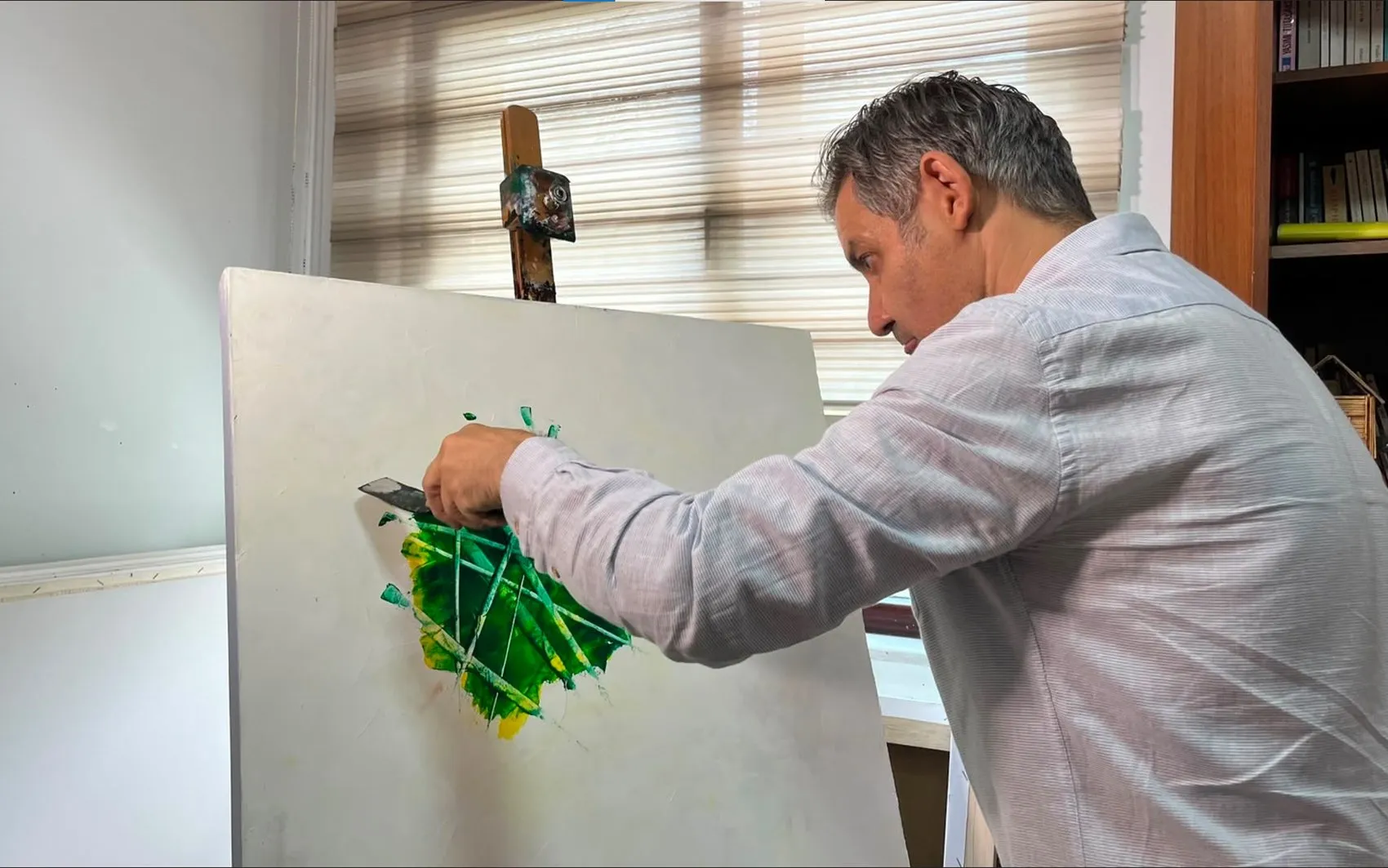 Bir eliyle sanat tarihine imza atıyor