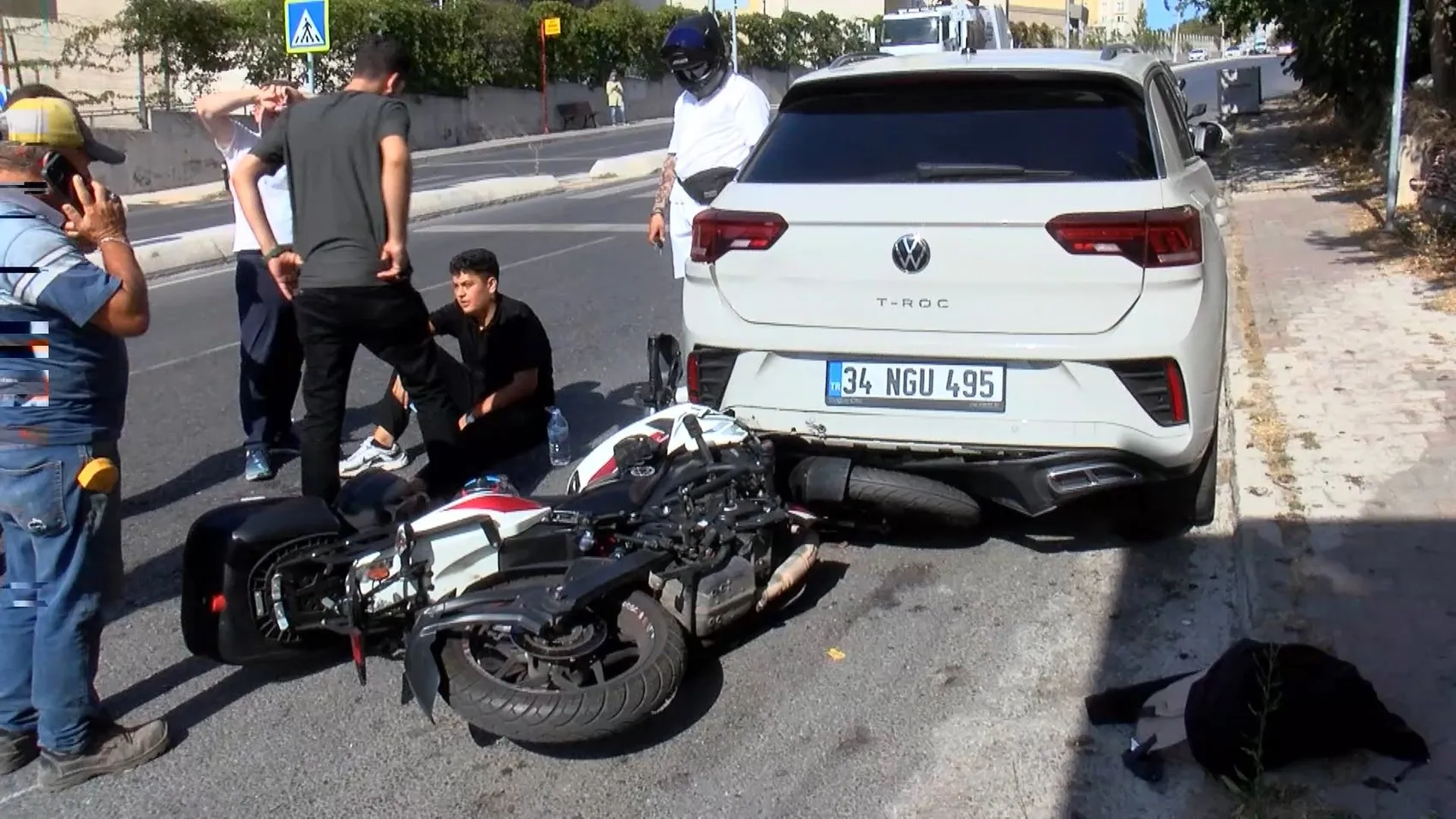 Motosikletli, hafif ticari aracın altında kaldı