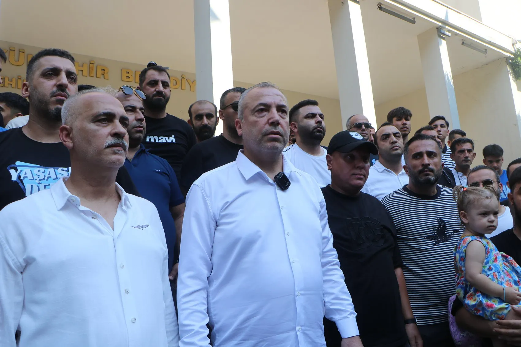 Adana Demirspor taraftarları belediye önünde destek için toplandı