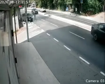 Kaldırımda yürüyen dede ve torununa çöp konteyneri çarptı