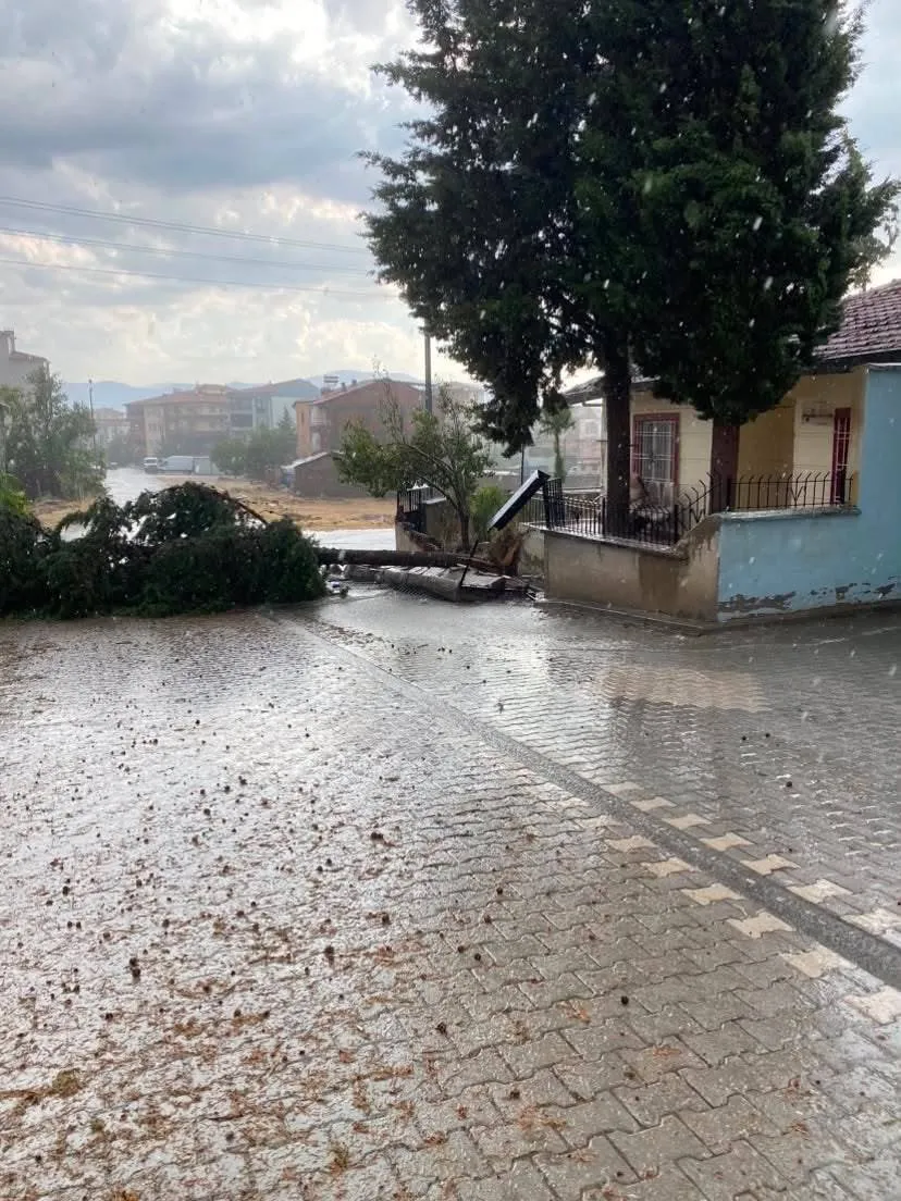 Malatya'da beş dakikalık fırtına şehri birbirine kattı