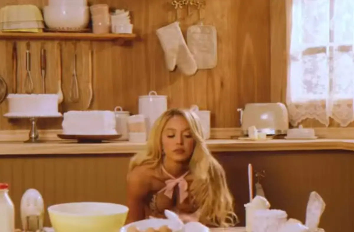Sydney Sweeney den olay yaratan iç çamaşırı reklamı! 4