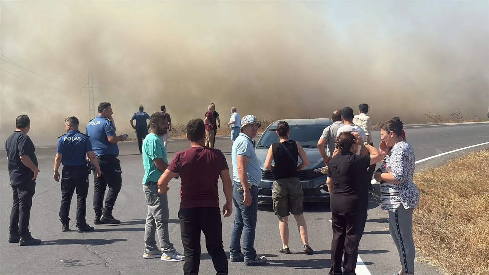 Tekirdağ Ergene’de büyük yangın 4 ev ve saman balyaları kül oldu