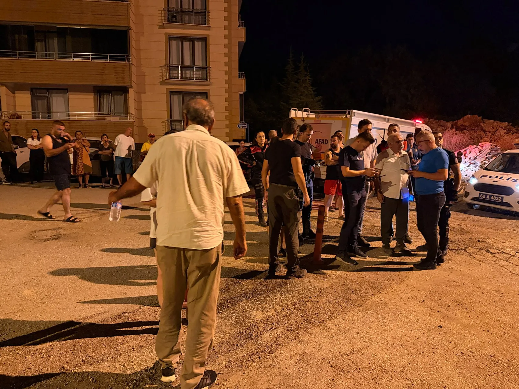 Bitişikteki kazı 5 katlı binayı kaydırdı, 12 daire boşaltıldı