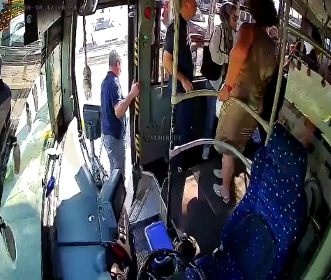 Emekli polis şoför fenalaşan yolcuyu hastaneye yetiştirdi