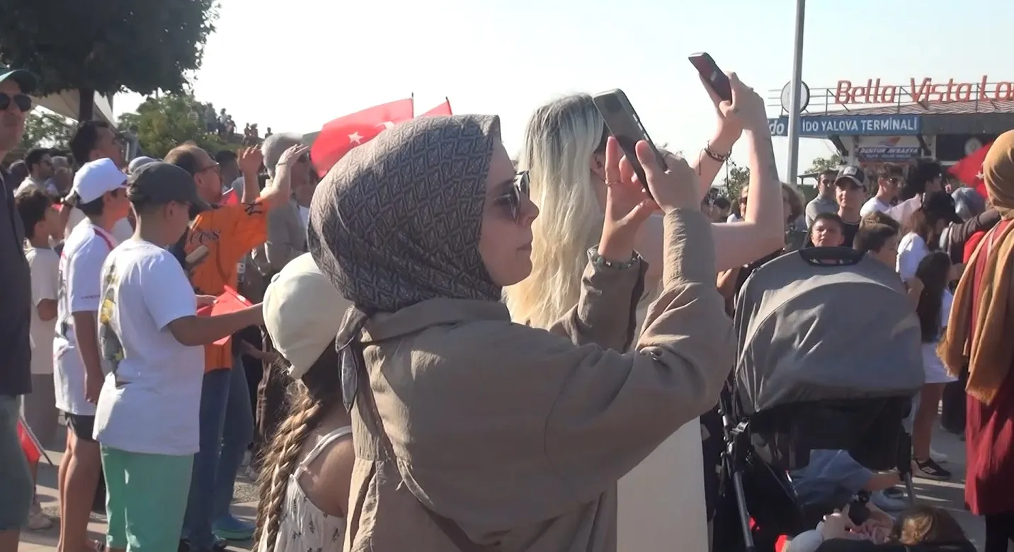 Türk Yıldızları Yalova semalarında Atatürk için kanat açtı