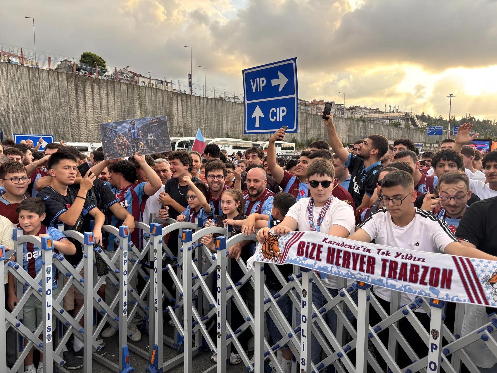 Trabzonspor dünya yıldızı Mohamed Salah’ı dev bir kalabalıkla karşıladı