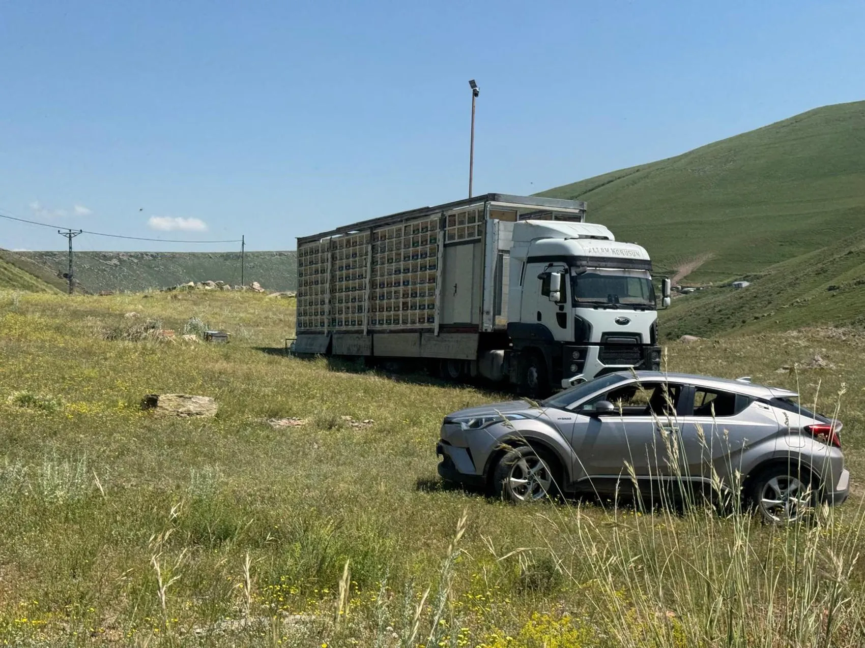 Karslı arıcıdan TIR dorsesinde devrim gibi bal üretimi