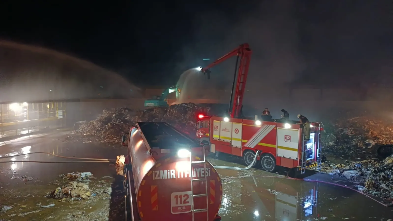 Tire'de kağıt fabrikasında yangın kontrol altında