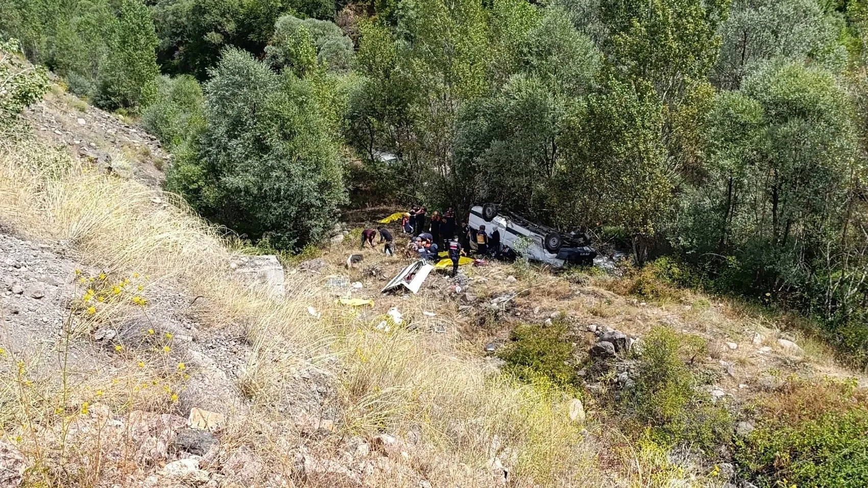 Sivas Suşehri yolunda minibüs uçuruma sürüklendi