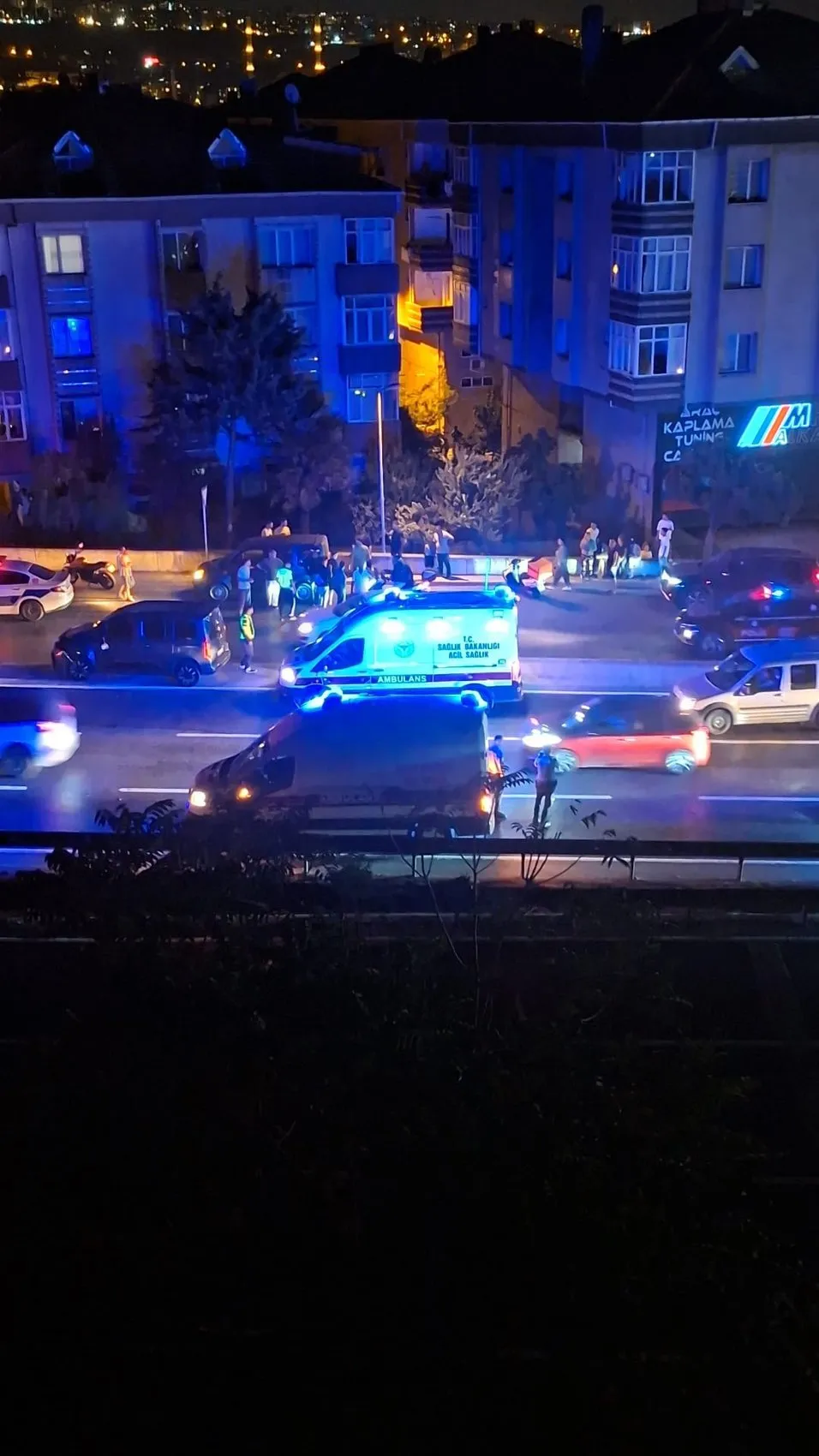 Gece yolun karşısına geçerken iki otomobilin çarptığı kadın öldü