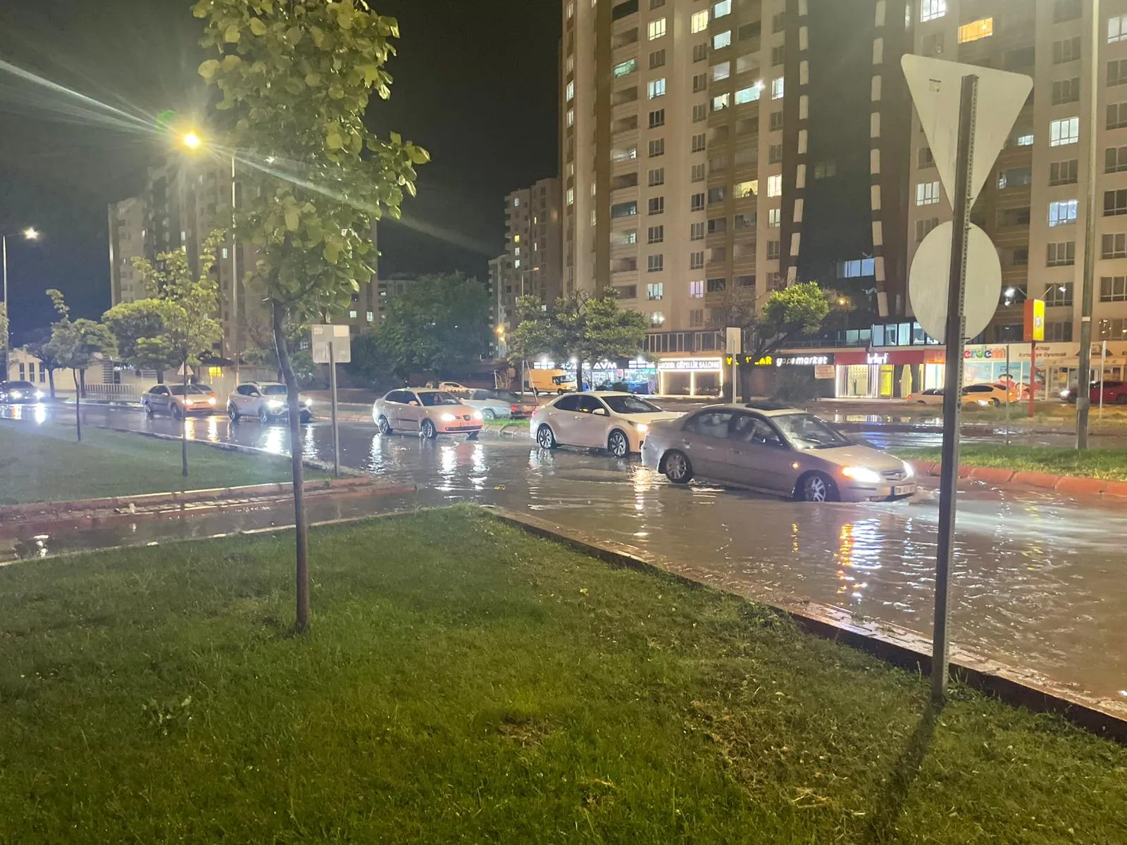 Kayseri'de sağanak sonrası Gesi Fatih Mahallesi'nde kanalizasyon taştı