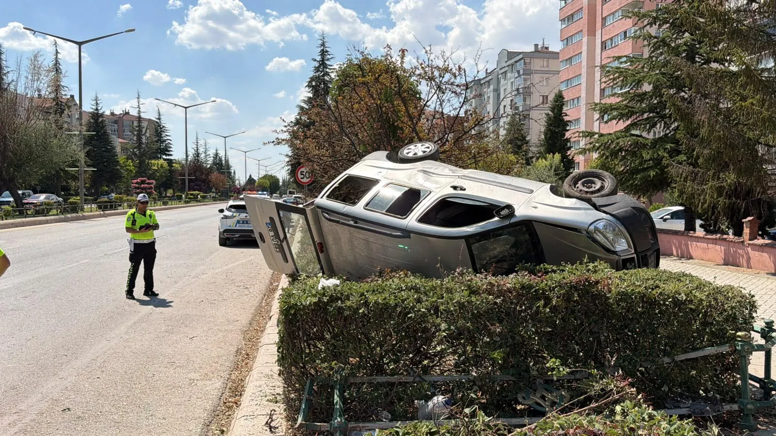 Eskişehir’de direksiyon hakimiyetini kaybeden sürücü kaza yaptı