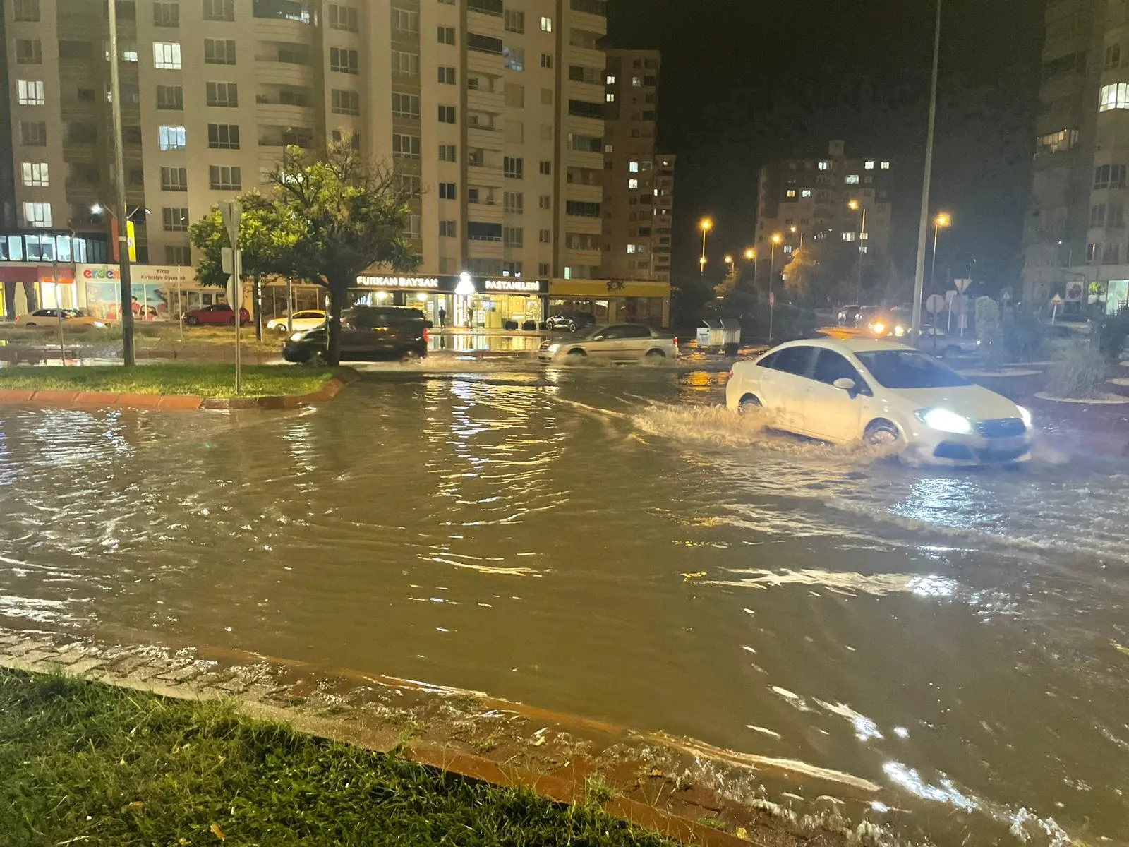 Kayseri'de sağanak sonrası Gesi Fatih Mahallesi'nde kanalizasyon taştı