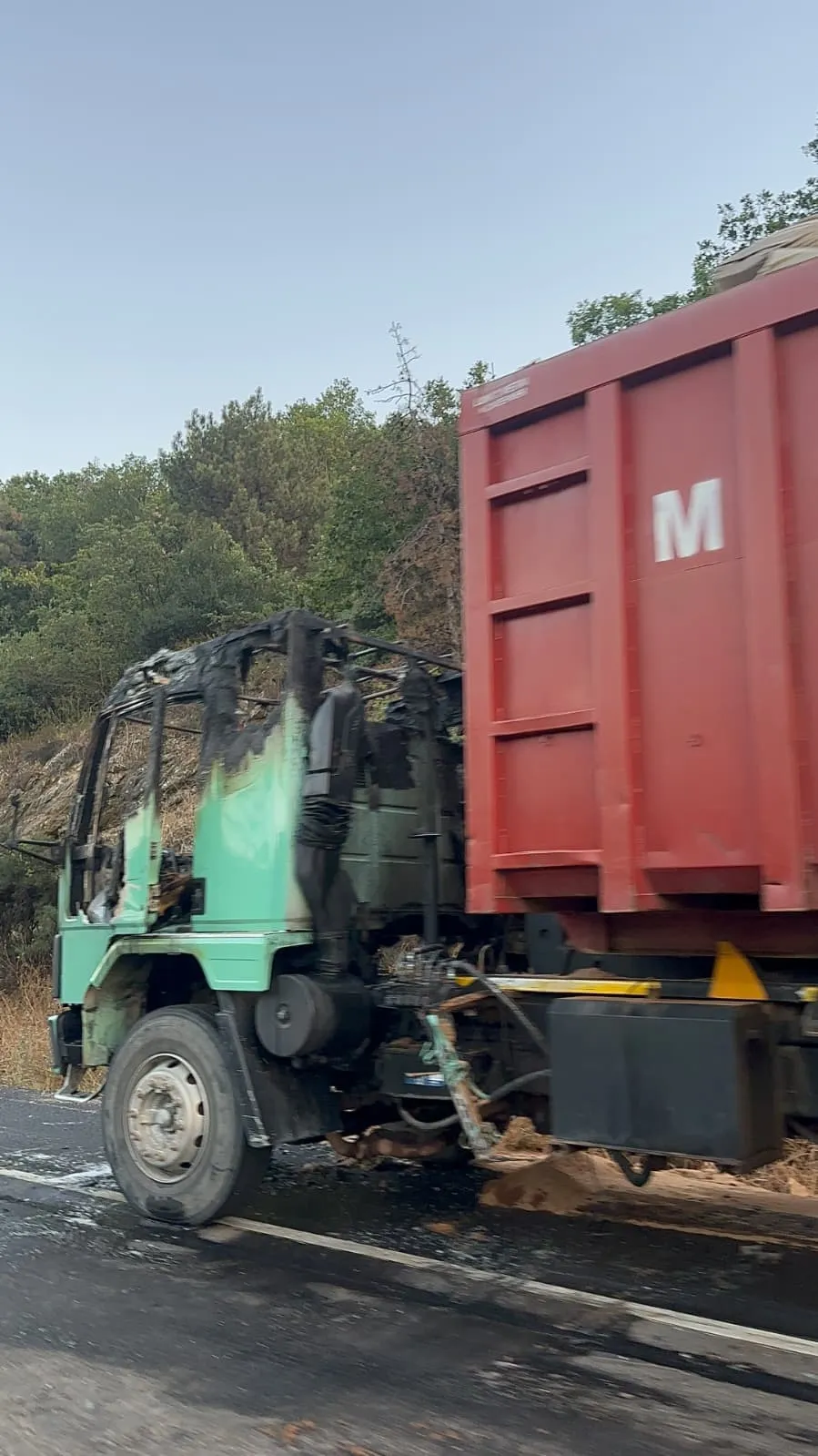 Bursa yolunda talaş yüklü TIR küle döndü