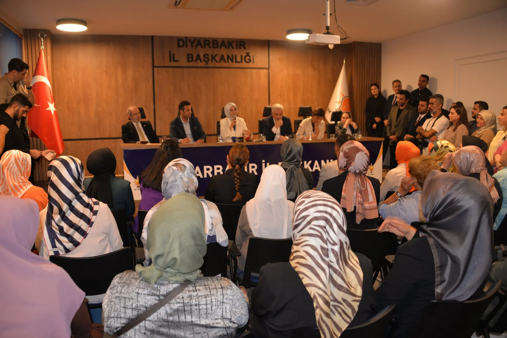 Bakan Göktaş Diyarbakır ziyaretinde huzur mesajı verdi