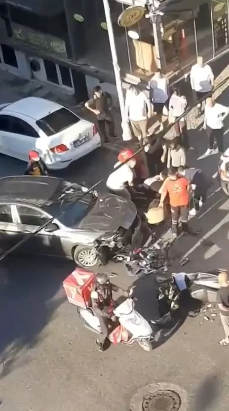 Ümraniye'de sabah trafiğinde korkutan kaza: Çarpışma anı saniye saniye kaydedildi