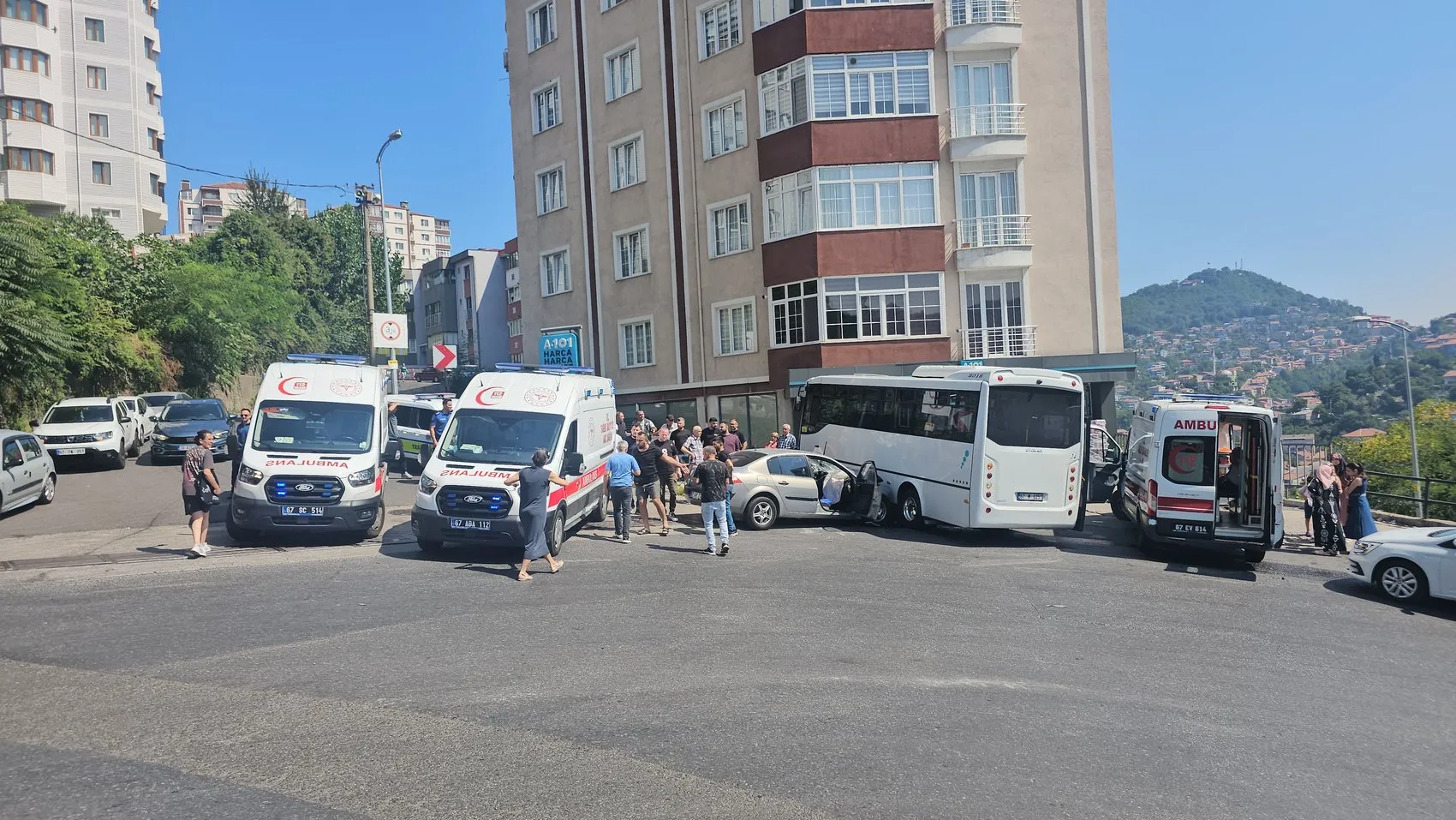 Zonguldak Kilimli yolunda halk otobüsü ile otomobil çarpıştı