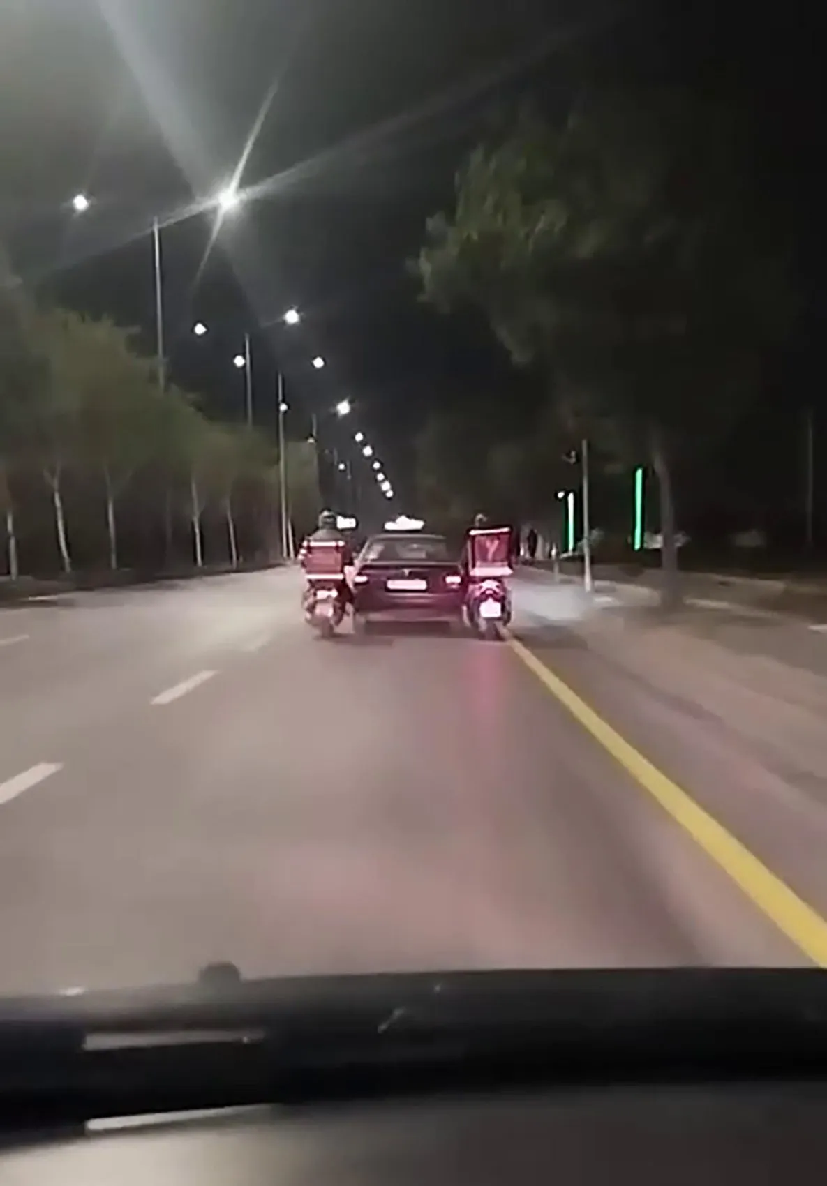 Erzurum trafiğinde kuryelerden örnek dayanışma