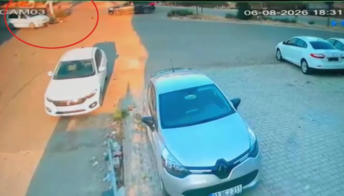 Hatay'da motosiklet kazası kamerada