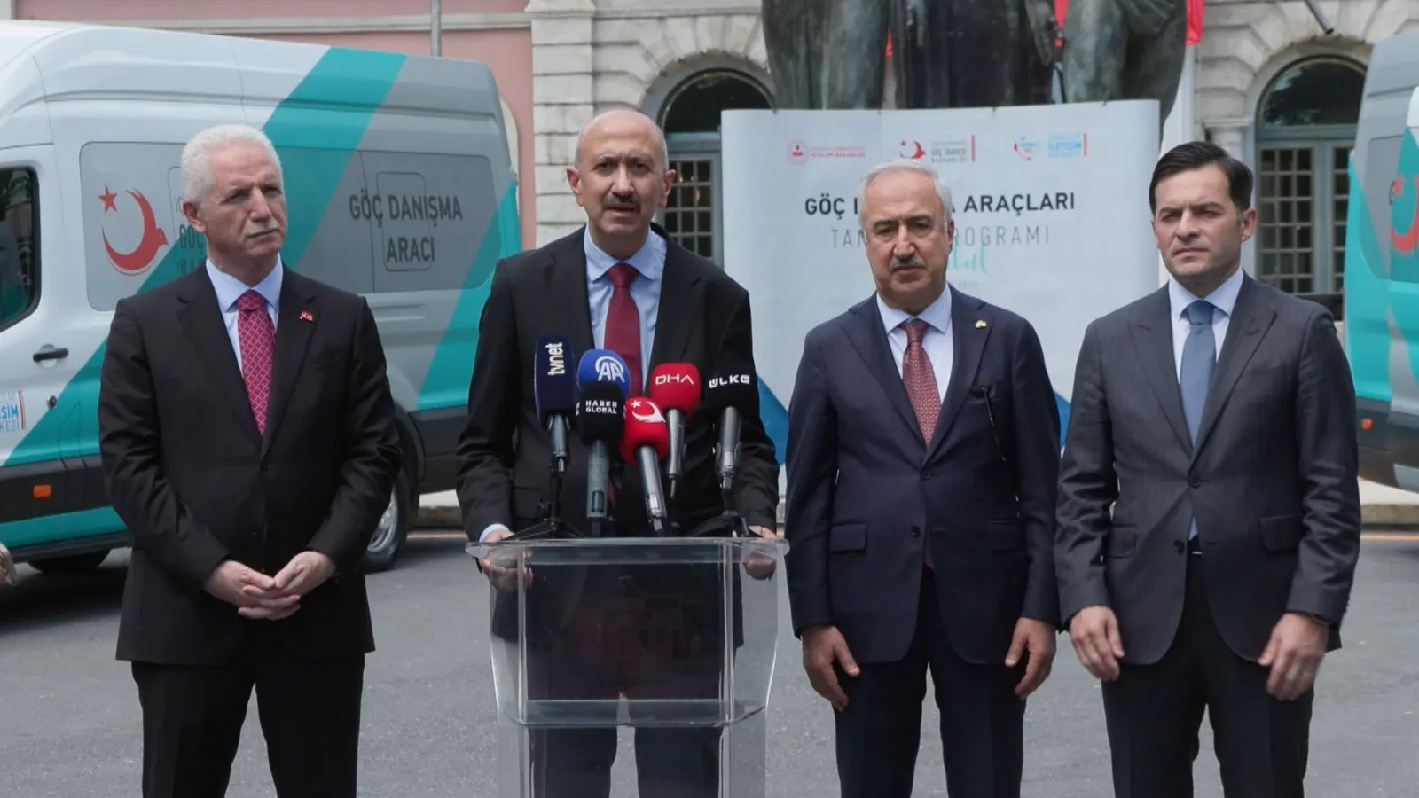 Yabancı öğrenciler için kampüse mobil göç ofisi geldi