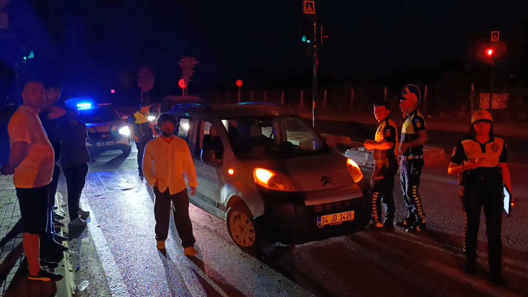 Gece yarısı direksiyon hakimiyeti kayboldu, kaldırıma çarptı