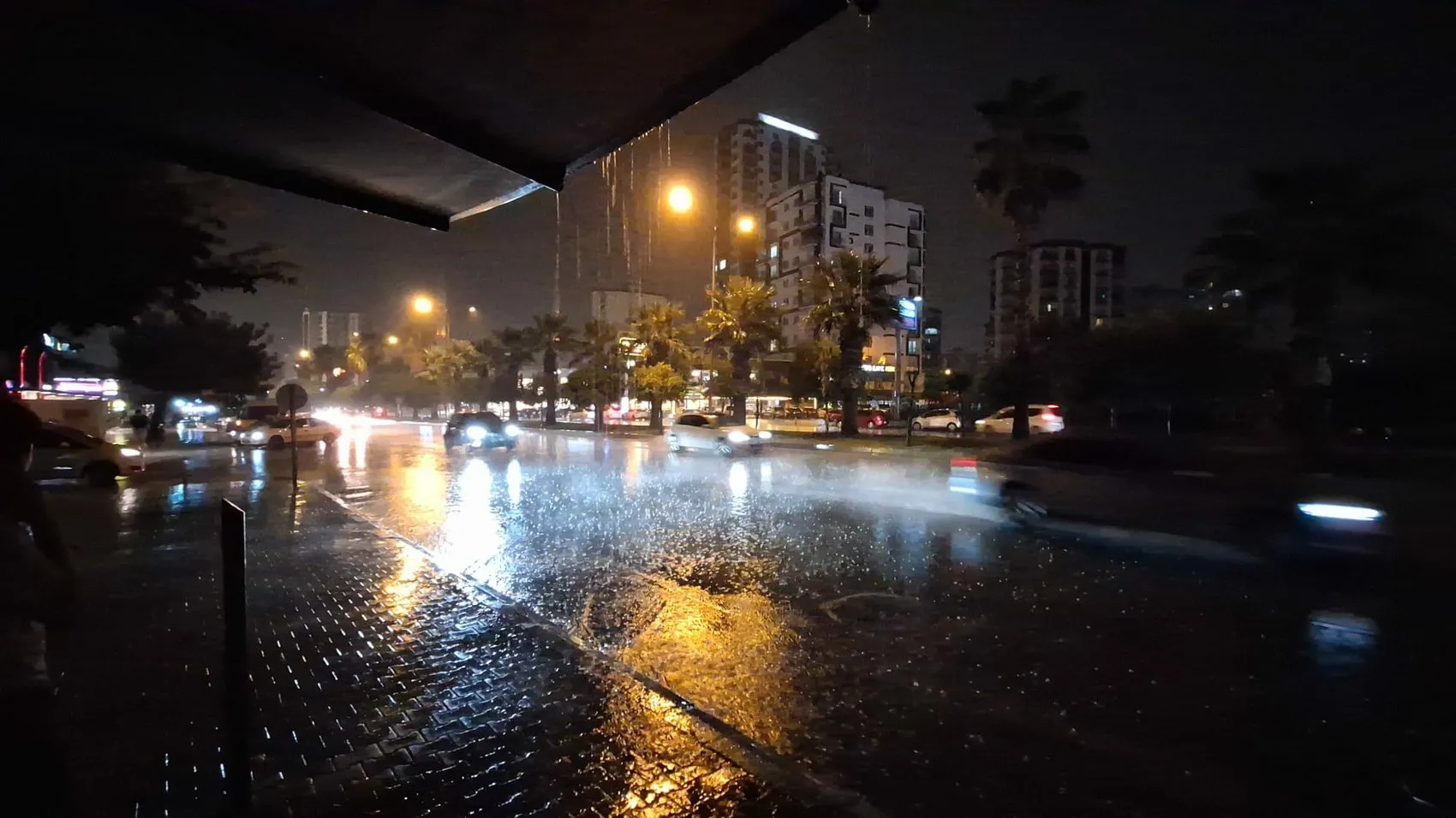 Adana'da sıcak havayı bir saatlik sağanak kesti