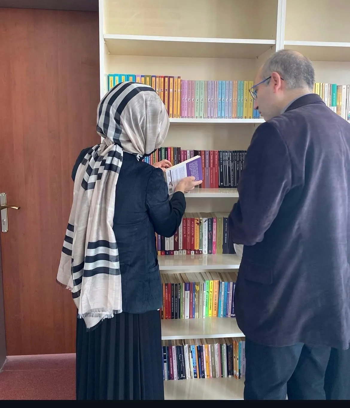 Bir öğretmenin hayali gerçek oldu 500 kitaplık kütüphane 5 bin 500 kitapla doldu