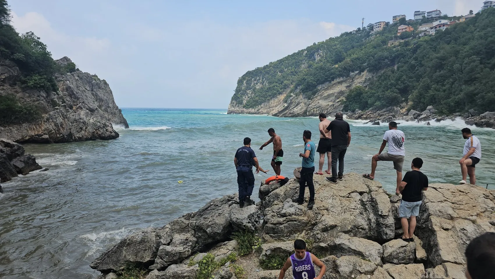 Zonguldak kıyılarında deniz kabardı, 7 kişi mahsur kaldı