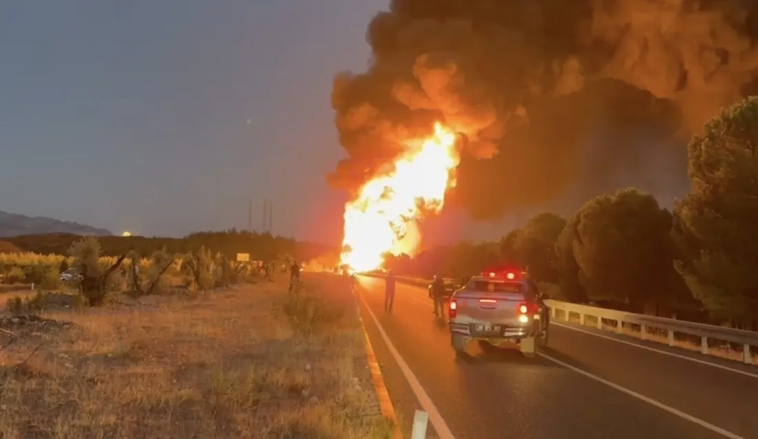 Köyceğiz'de tanker yangını ormanı tehdit etti 3 dekarlık alan zarar gördü