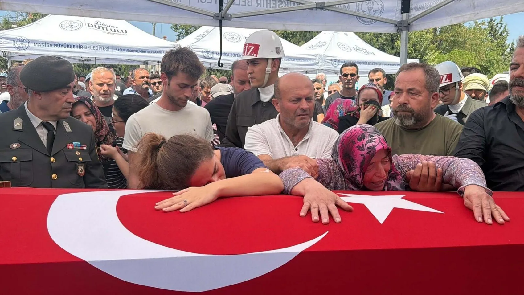 Manisa evladını gözyaşlarıyla son yolculuğuna uğurladı