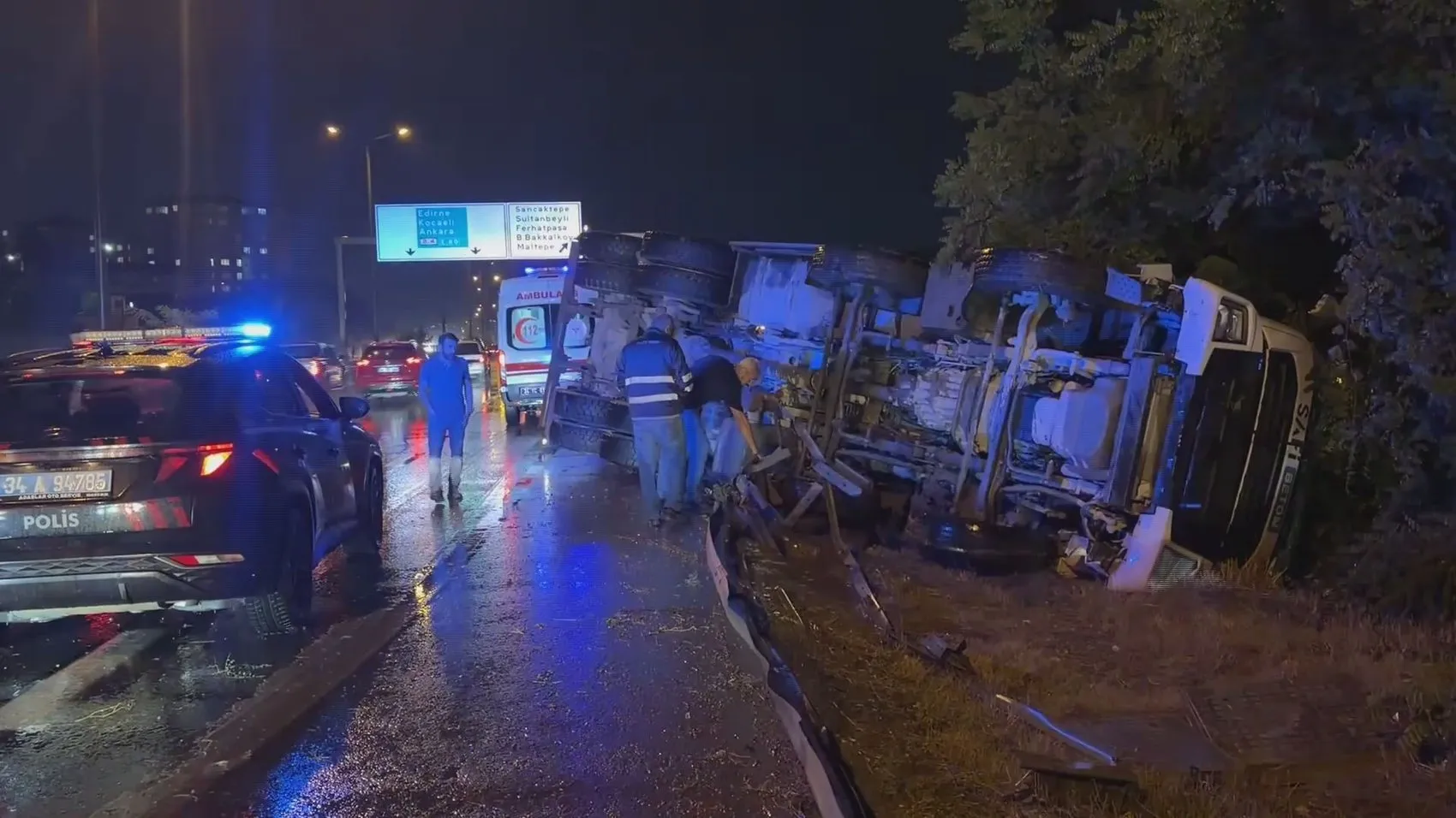 Samandıra'da beton mikseri devrildi Yol bir süre trafiğe kapandı
