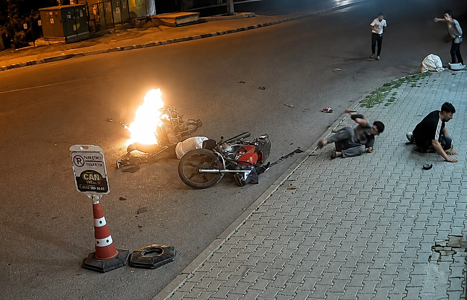 Birecik'te motosikletler çarpıştı Kaza anı kameraya yansıdı